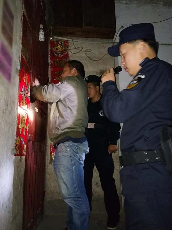 盘州粗心妈妈误将幼女锁家中 民警全城寻开锁师傅开门