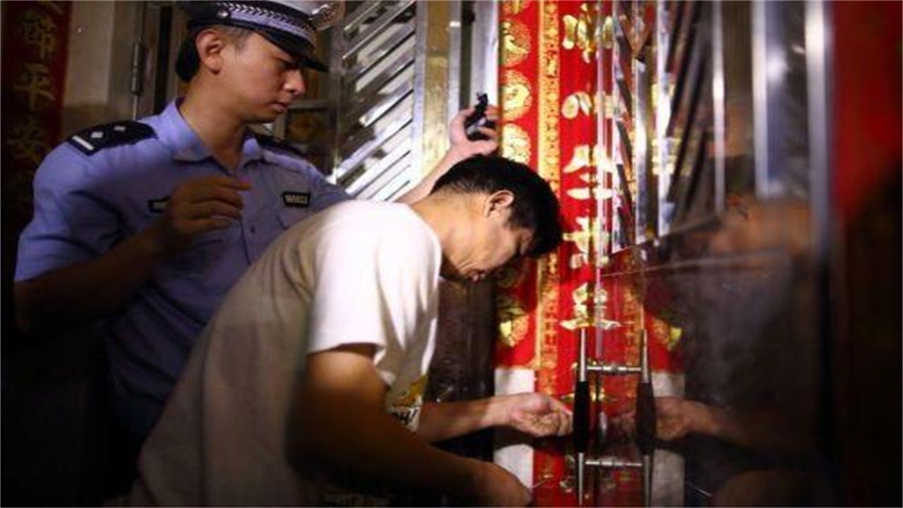 盘州请开锁师傅开了锁后，师傅为什么一般都不进门，就算主人请也不进去？